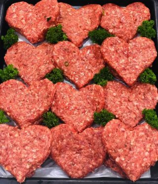 This Valentine’s Day, get loved up with some love burgers at Bush’s Meats @warillagrove ❤️❤️❤️

  #loveburgers #butchersinlove #bemyvalentine #meatlovers #meatcute #lovedupbutchers